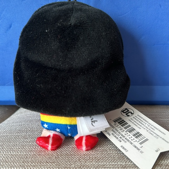 Hallmark Wonder Woman ornament - Picture 3 of 5